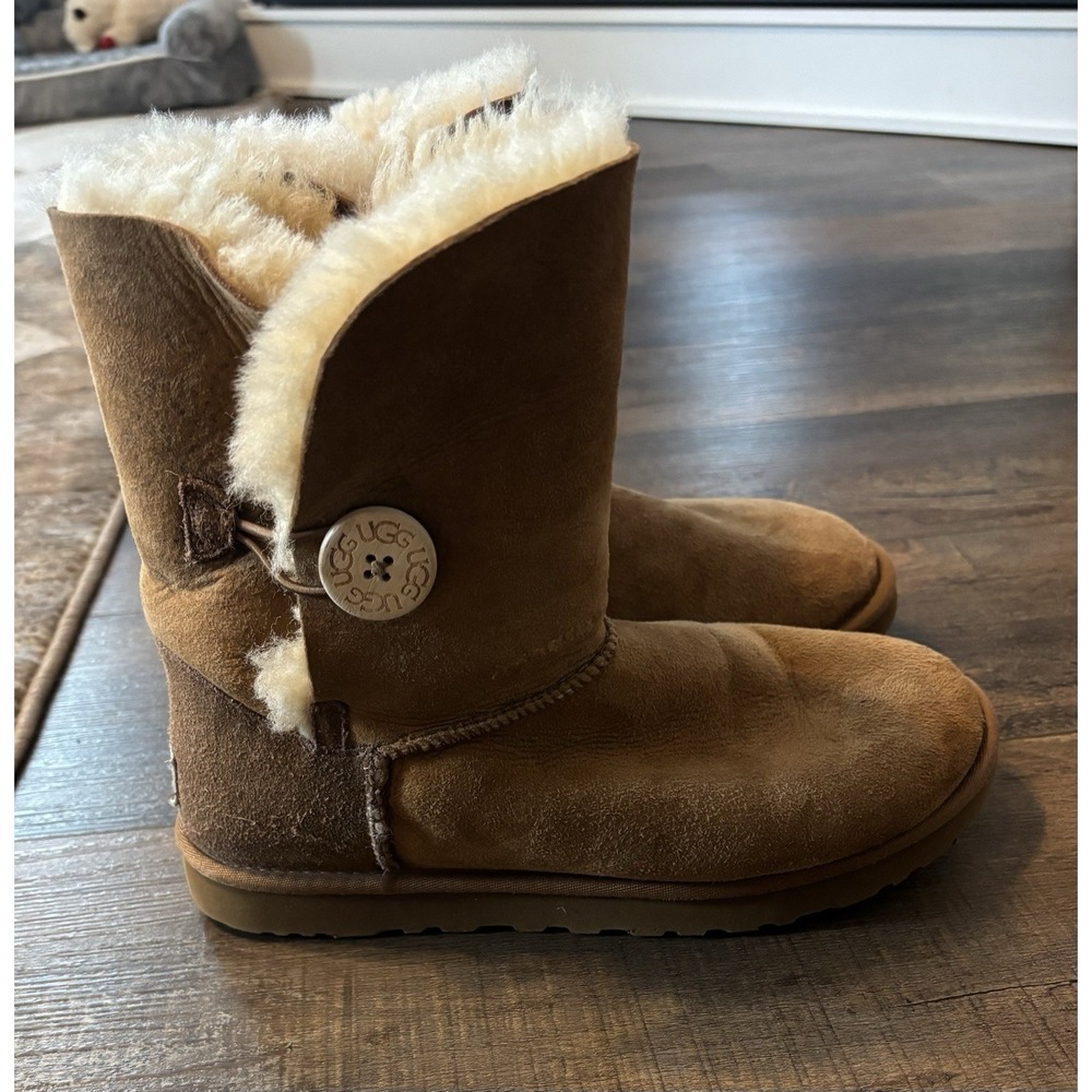 UGG Bailey Button Boots Size 8 Chestnut Fall Winter 5838